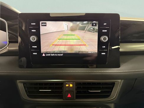 Certified 2025 Volkswagen Taos SE image 16