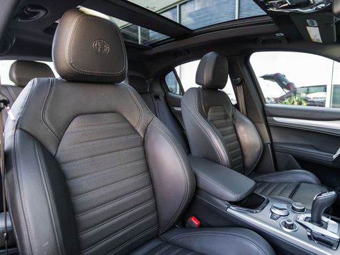 Used 2024 Alfa Romeo Stelvio Veloce image 18