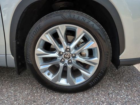 Used 2022 Toyota Highlander Limited FWD image 11