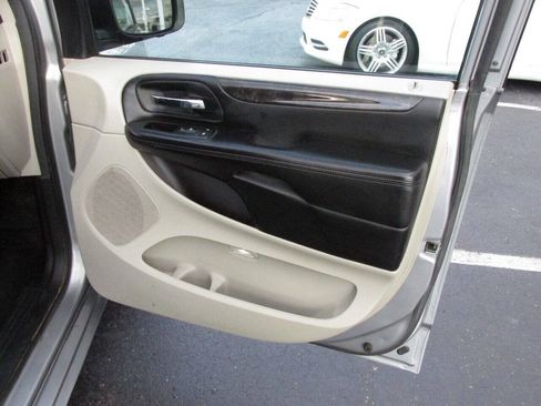 Used 2013 Dodge Grand Caravan SXT FWD image 28