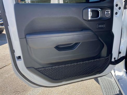 Used 2022 Jeep Wrangler Unlimited Sahara image 17