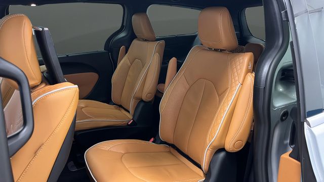 Used 2023 Chrysler Pacifica Pinnacle FWD image 23