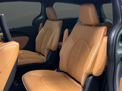 Used 2023 Chrysler Pacifica Pinnacle FWD image 23