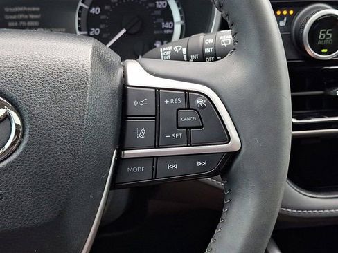 Used 2024 Toyota Highlander XLE FWD image 27