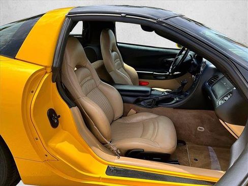 Used 2000 Chevrolet Corvette Coupe w/ Performance Handling Pkg RWD image 9