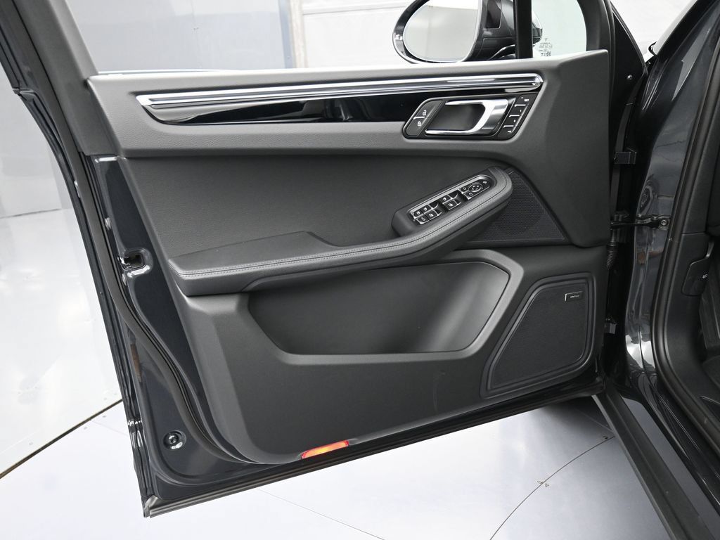Certified 2026 Porsche Macan AWD/4WD image 15