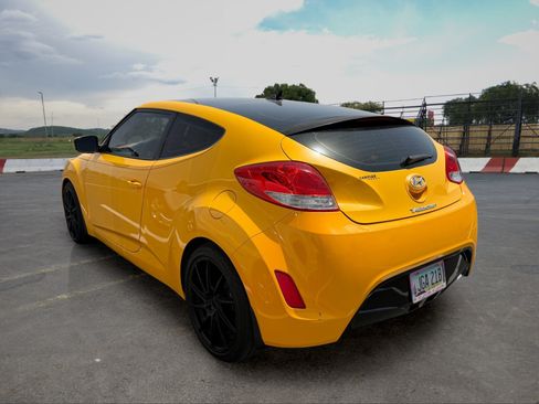 Used 2013 Hyundai Veloster w/ Style Pkg FWD image 4