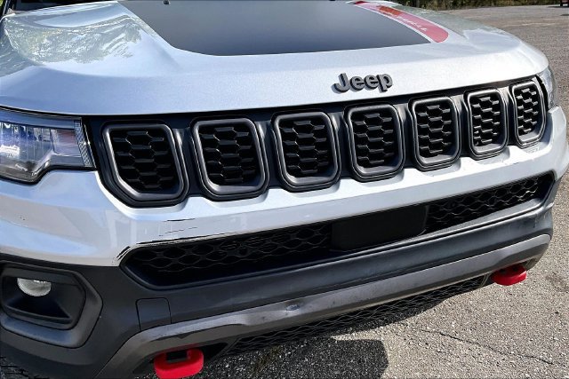 Used 2025 Jeep Compass Trailhawk AWD/4WD image 30