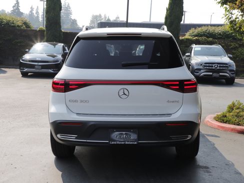 Used 2024 Mercedes-Benz EQB 300 4MATIC image 7