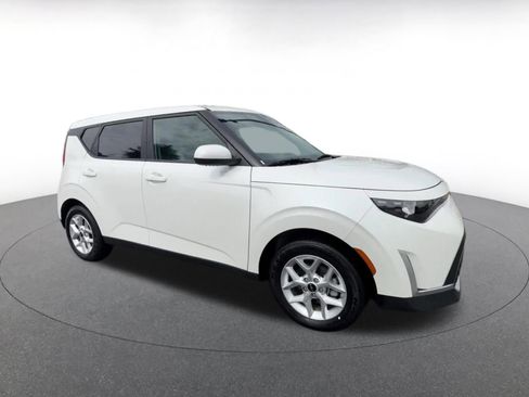 Used 2025 Kia Soul LX w/ LX Technology Package FWD image 2