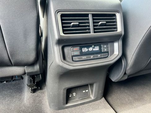 Used 2025 Volkswagen Atlas SE image 14