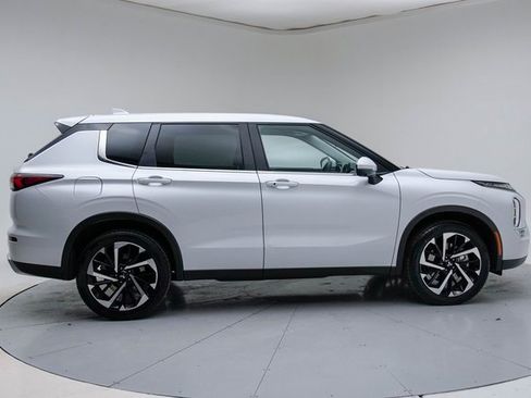 Used 2024 Mitsubishi Outlander SE image 9