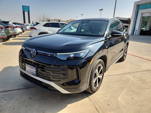 Used 2025 Volkswagen Tiguan SE image 3