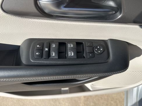 Used 2023 Chrysler Pacifica Touring-L image 7