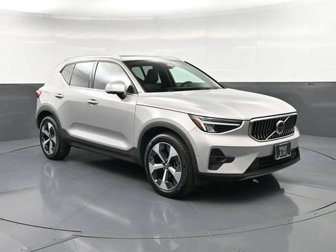 Used 2023 Volvo XC40 B5 Plus w/ Driver Assist Package AWD/4WD image 10
