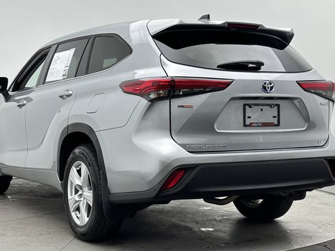 Used 2022 Toyota Highlander LE AWD/4WD image 5