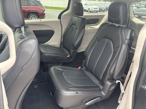 Used 2023 Chrysler Pacifica Touring-L AWD/4WD image 10