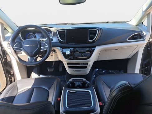 Certified 2023 Chrysler Pacifica Touring-L FWD image 10