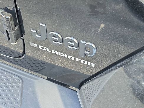 Used 2023 Jeep Gladiator Overland image 7