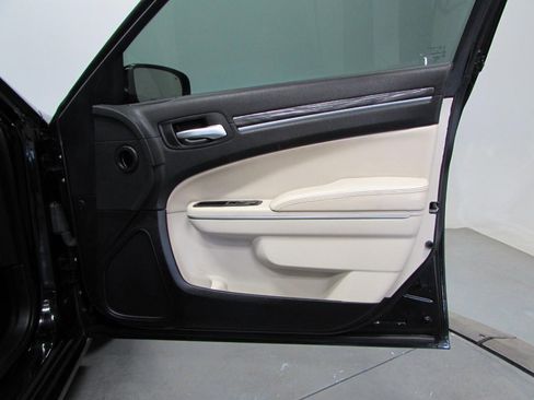 Used 2020 Chrysler 300 Touring image 16