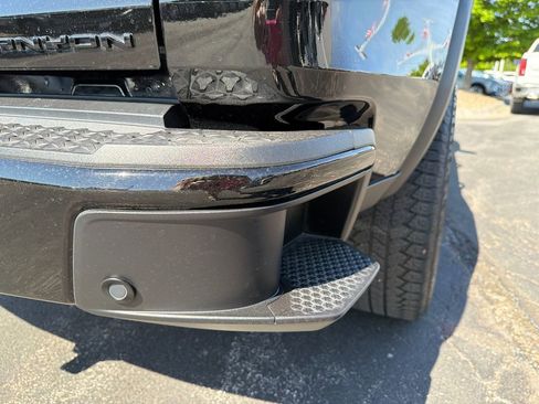 Used 2024 GMC Canyon Denali AWD/4WD image 7