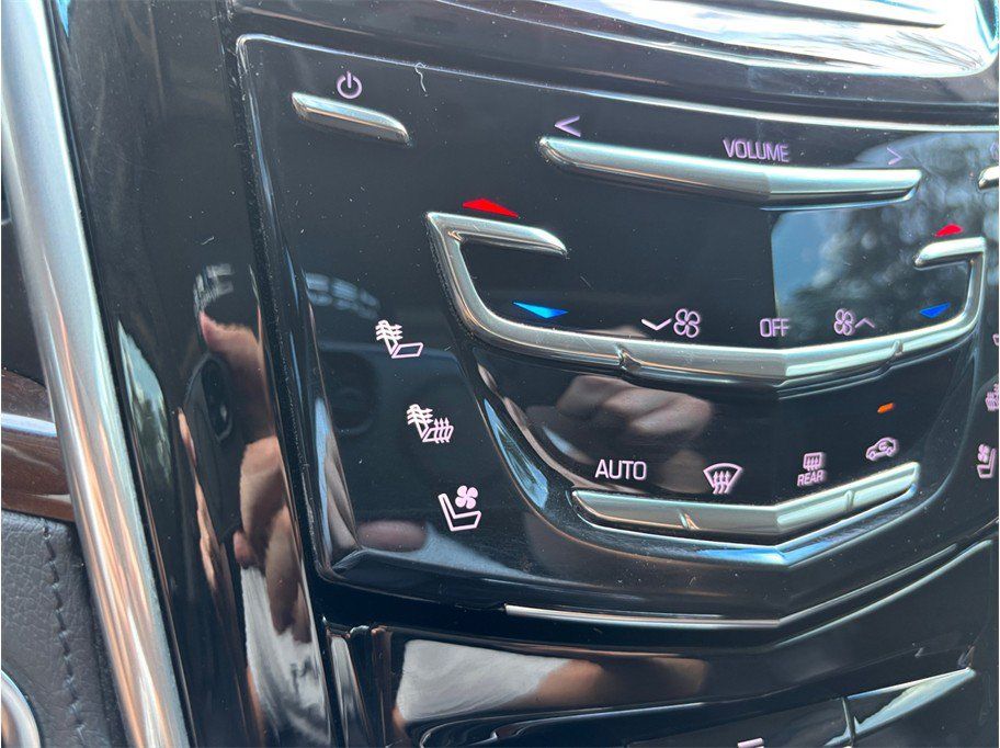 Used 2019 Cadillac Escalade Luxury w/ Escalade Sport Edition AWD/4WD image 34