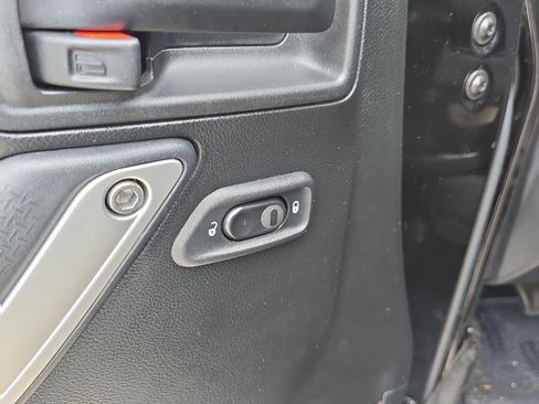 Used 2018 Jeep Wrangler Unlimited Sahara AWD/4WD image 18