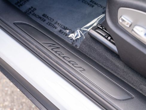 Certified 2025 Porsche Macan image 11