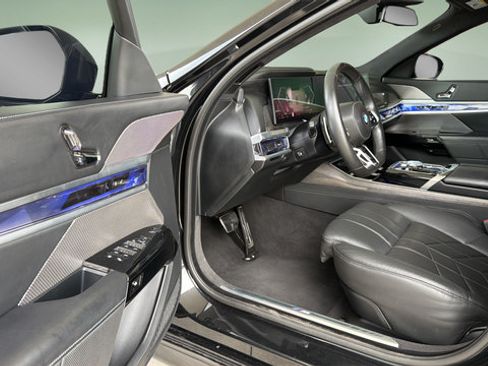 Used 2025 BMW 760i xDrive w/ Executive Package AWD/4WD image 10