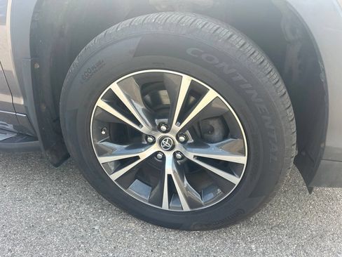 Used 2018 Toyota Highlander LE AWD/4WD image 4