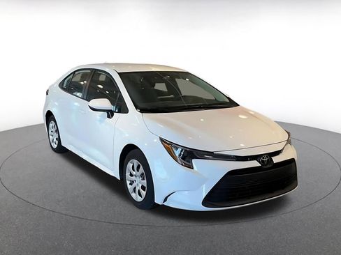 Used 2025 Toyota Corolla LE image 3
