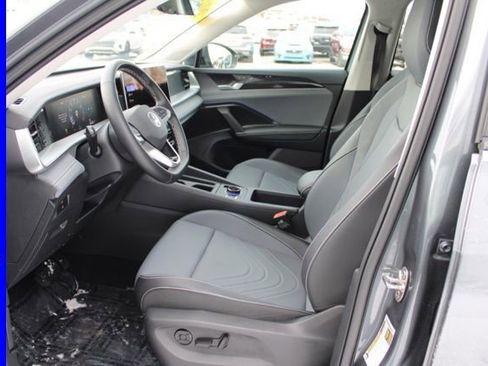 Used 2025 Volkswagen Tiguan SE image 14