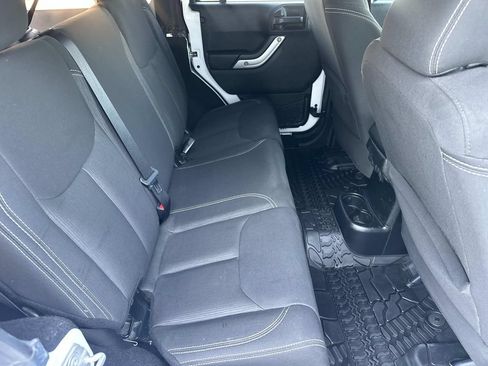 Used 2018 Jeep Wrangler Unlimited Sahara w/ Connectivity Group AWD/4WD image 14