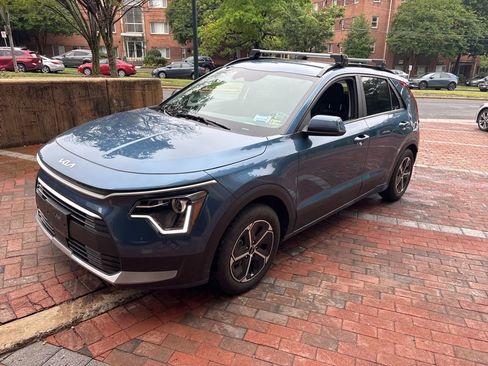 Certified 2024 Kia Niro EX FWD image 7