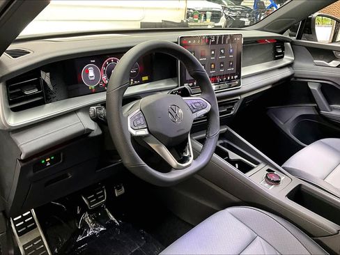 New 2026 Volkswagen Tiguan SE R-Line image 8