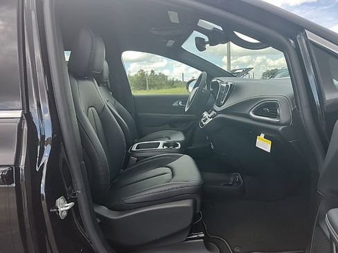 New 2026 Chrysler Pacifica Select image 14