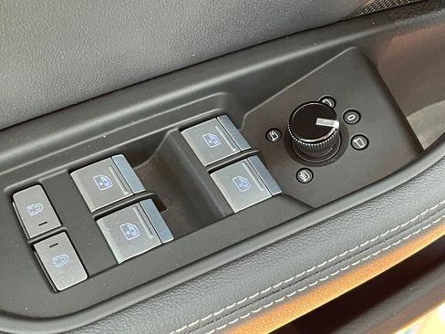 Used 2021 Audi e-tron Premium Plus w/ Premium Plus Package image 18