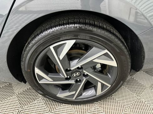 Used 2025 Hyundai Elantra Limited image 19