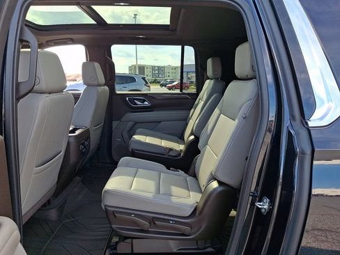 Used 2022 Chevrolet Suburban LT w/ Luxury Package AWD/4WD image 10
