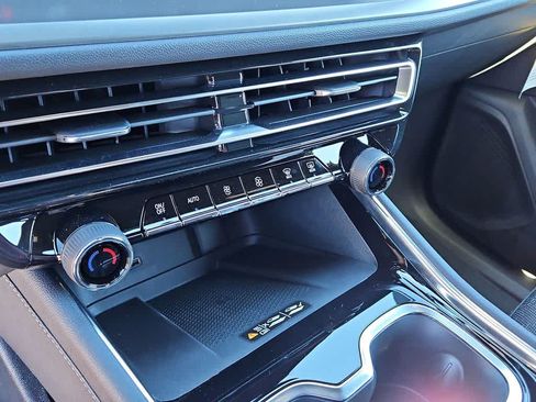 Used 2025 Chevrolet Traverse LT FWD image 29