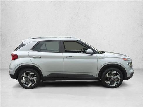 Used 2022 Hyundai Venue SEL FWD image 4