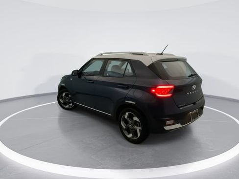 Used 2023 Hyundai Venue Limited FWD image 4