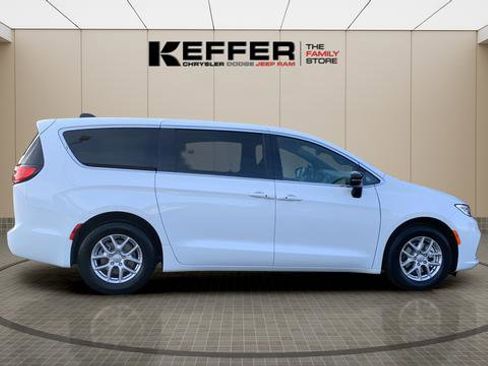 New 2026 Chrysler Pacifica Select image 3