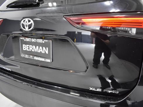 Used 2024 Toyota Highlander XLE AWD/4WD image 12