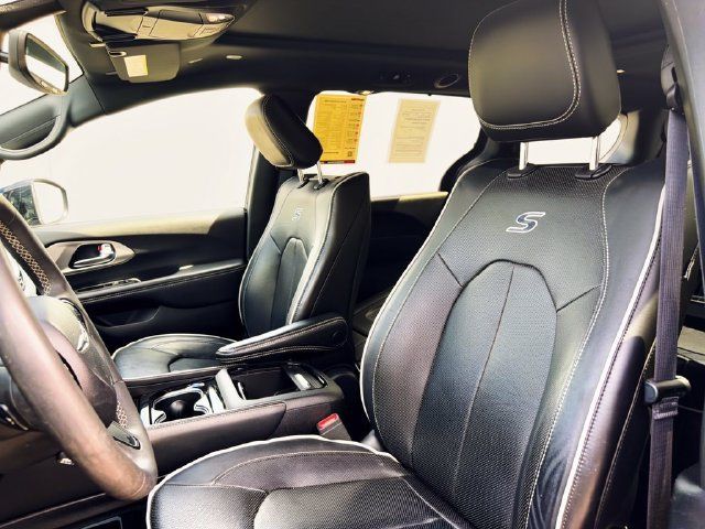 Used 2023 Chrysler Pacifica Limited w/ Uconnect Theater Family Group AWD/4WD image 16