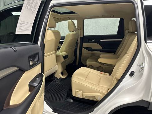 Used 2019 Toyota Highlander XLE AWD/4WD image 40
