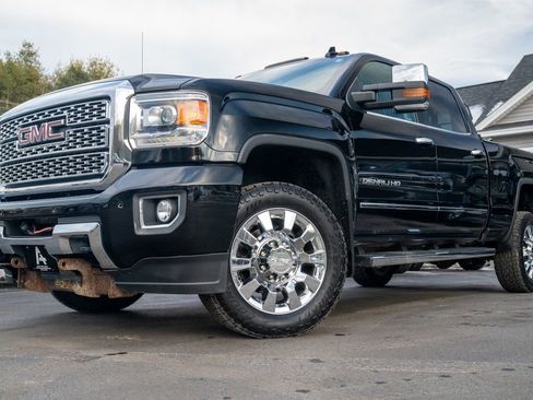 Used 2019 GMC Sierra 2500 Denali w/ Suspension Package, Off-Road image 1