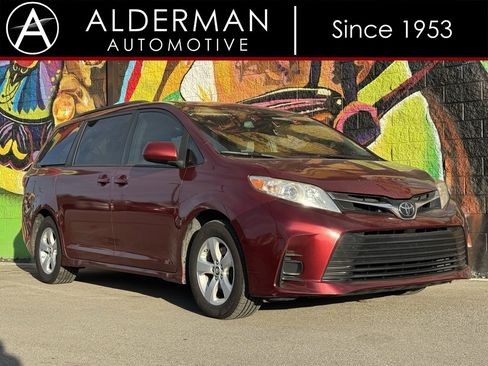 Used 2018 Toyota Sienna LE image 1