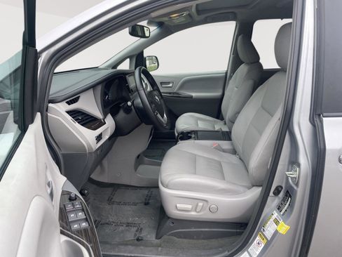 Used 2015 Toyota Sienna XLE Premium image 12