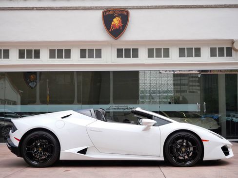 Used 2017 Lamborghini Huracan LP 580-2 RWD image 2